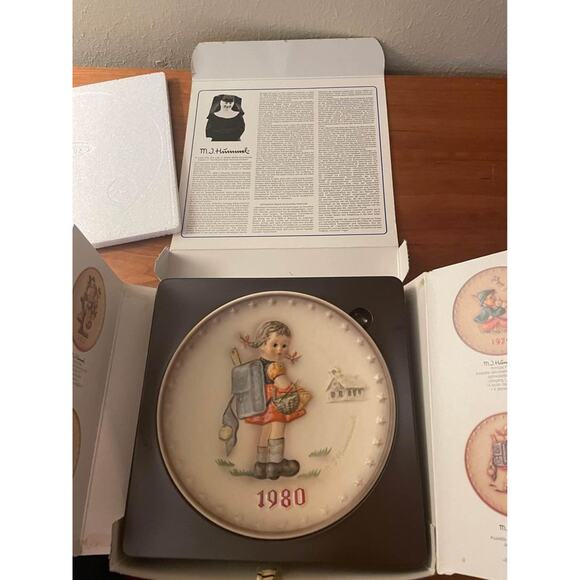 Vintage Hummel 1980 Annual Plate in Bas Relief Happy School Girl Goebel - Picture 5 of 8